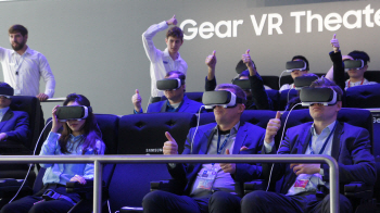 [MWC 2016]"내일은 주인공"...'조연' VR·주변기기의 습격                                                                                                                              