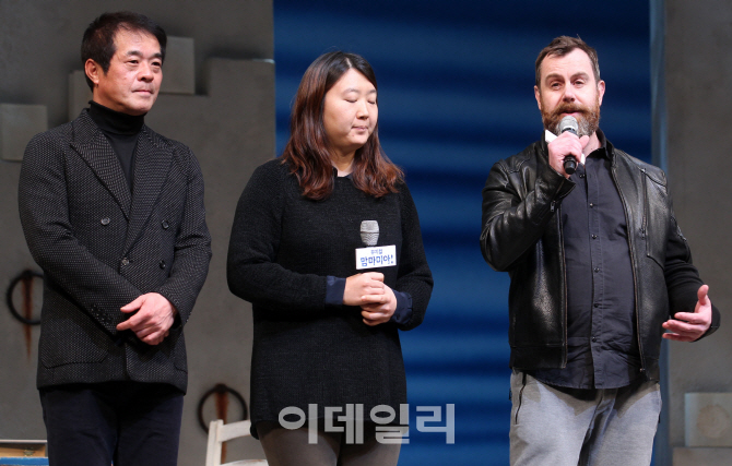 [포토]인사말하는 '맘마미아' 예술총감독과 연출