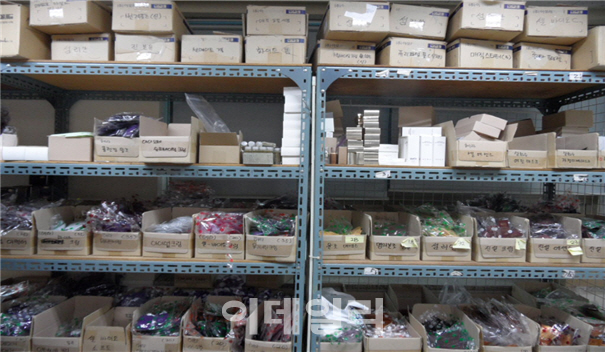 '판매금지' 샘플화장품 물티슈에 끼워판 업체들 적발