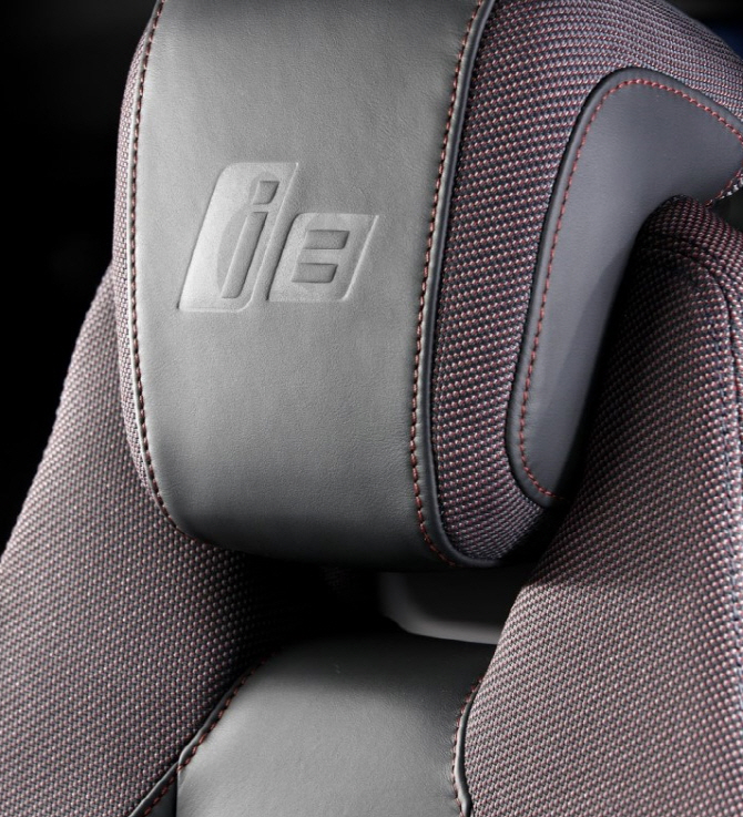 BMW 'i8 프로토닉 레드 스페셜 에디션', 내부 시트                                                                                                                                         