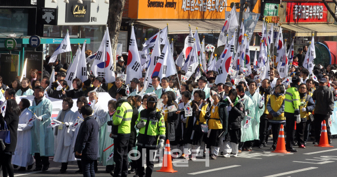 [포토]태극기 들고 거리 행진하는 시민들