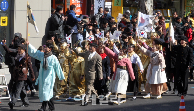 [포토]만세 외치며 거리 행진하는 시민들