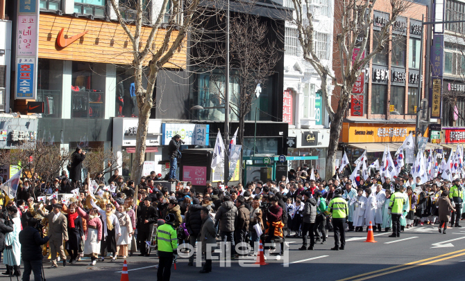 [포토]거리 행진하는 시민들