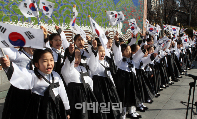 [포토]3.1절 노래 합창하는 어린이들