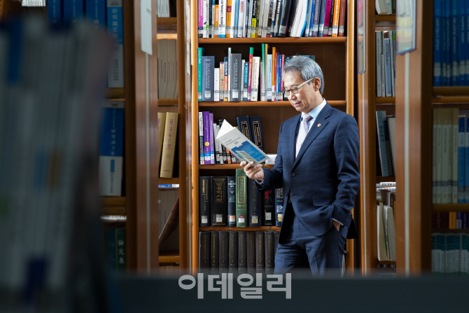 ③이근면의 서가에서 찾은 인재의 자격은?