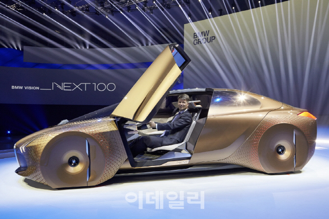 [포토]사람과 소통하는 `BMW 비전 비히클 넥스트100` 공개