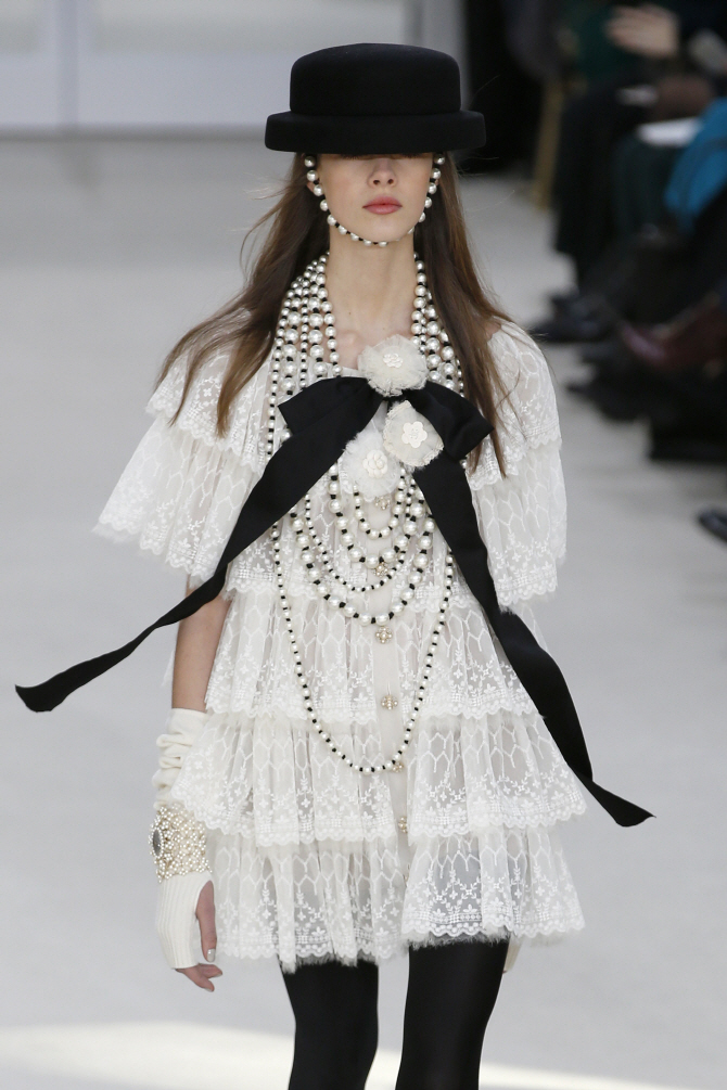  샤넬, 프릴 원피스 '사랑스러워'                                                                                                                                                         