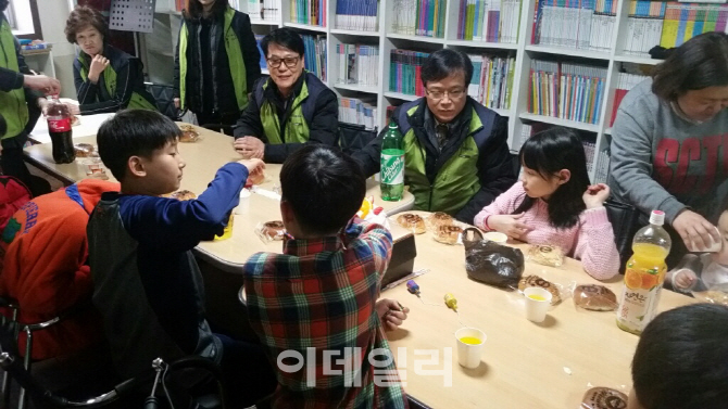 [포토]한국철도시설공단 충청본부, 대전 평화의마을아동복지센터에서 봉사활동