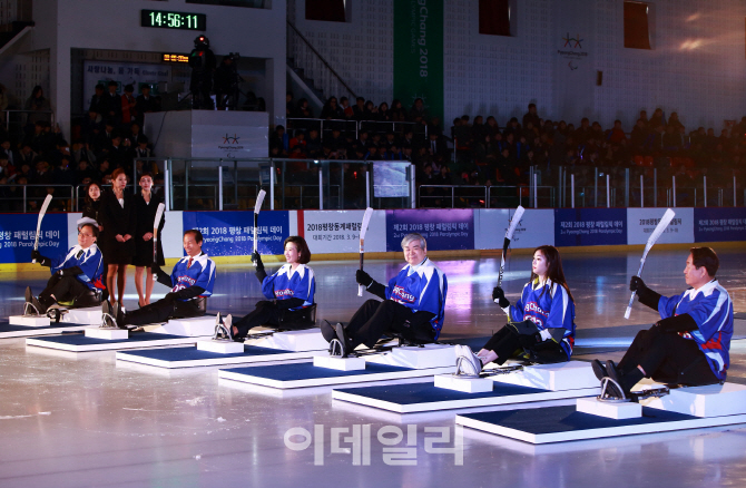 [포토]하키스틱 든 김연아..`2018평창 패럴림픽데이`