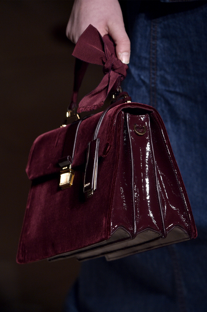 '파리패션위크' 미우미우, 신상백 '눈길'                                                                                                                                        