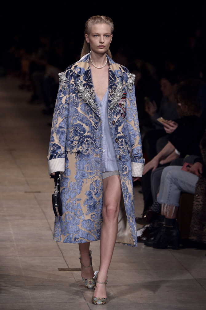 '파리패션위크' 미우미우, 진주 장식 '럭셔리 코트'                                                                                                                              