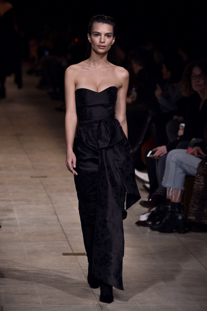 '파리패션위크' 미우미우, 우아한 블랙 드레스                                                                                                                                             