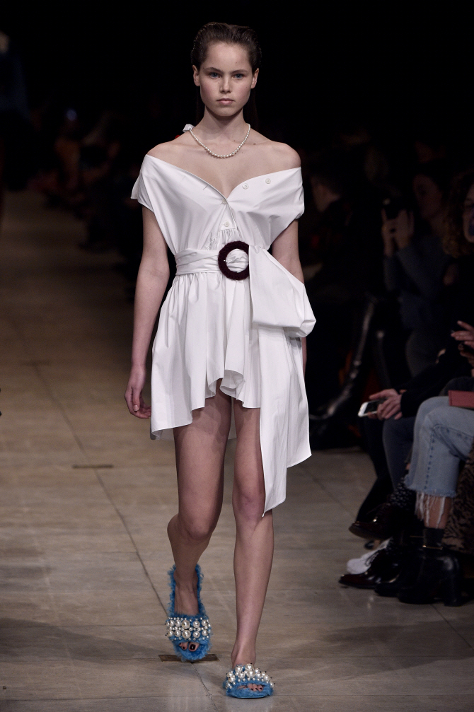 '파리패션위크' 미우미우, 가을/겨울 컬렉션 공개                                                                                                                                                