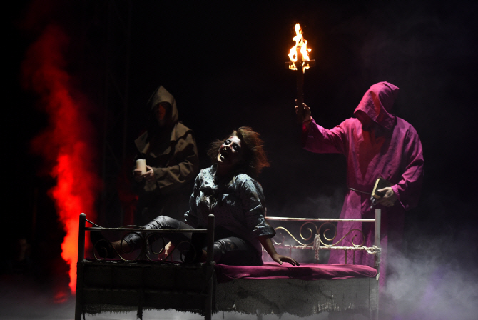  공포의 서커스, 괴기스런 무대 분위기                                                                                                                                                              