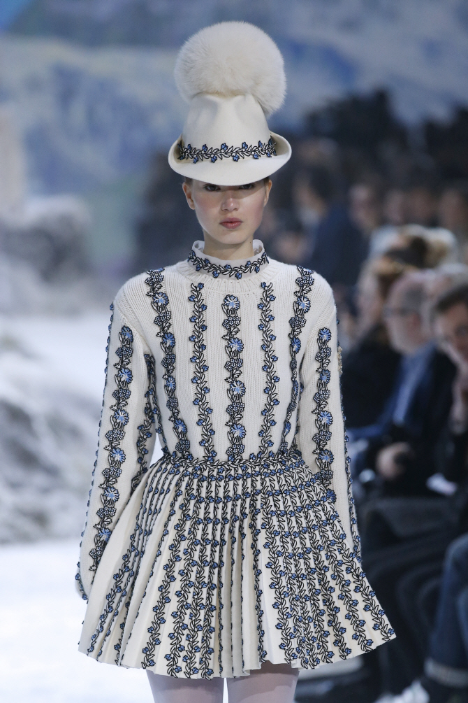 '파리패션위크' 몽클레르, 방울 모자 '눈길'                                                                                                                                     