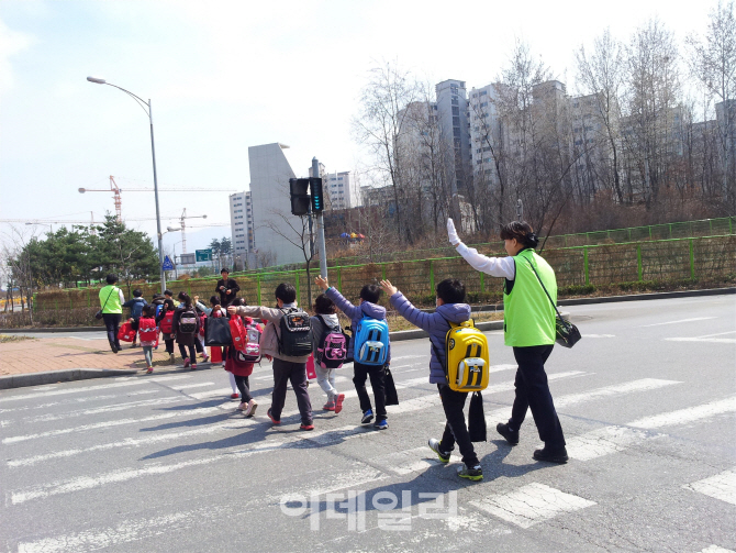 서울시 교통안전지도사, 초등생 등하굣길 돕는다