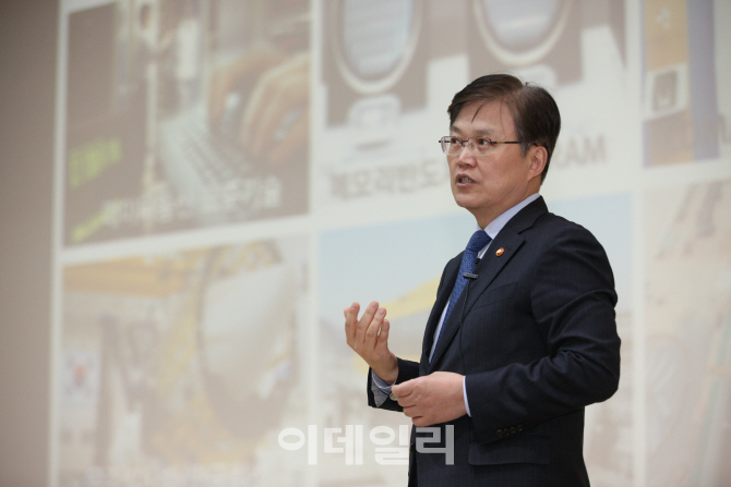 [포토]과학기술연합대학원대학교(UST) 특별강연하는 최양희 장관