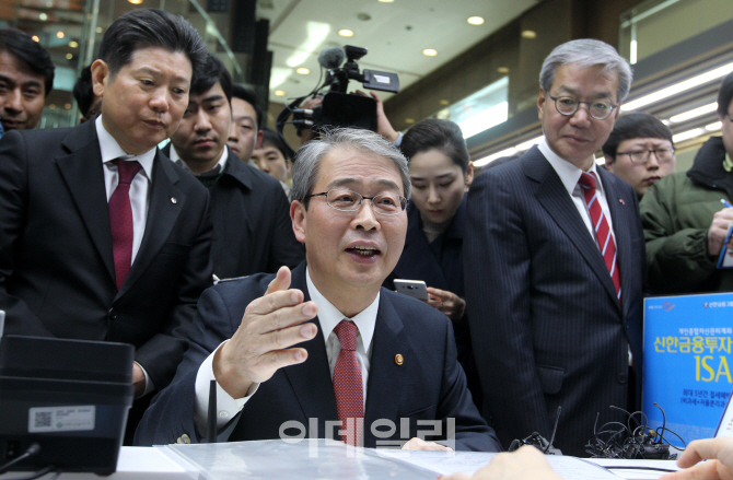 [포토]임종룡 위원장, 개인종합자산관리계좌(ISA) 가입