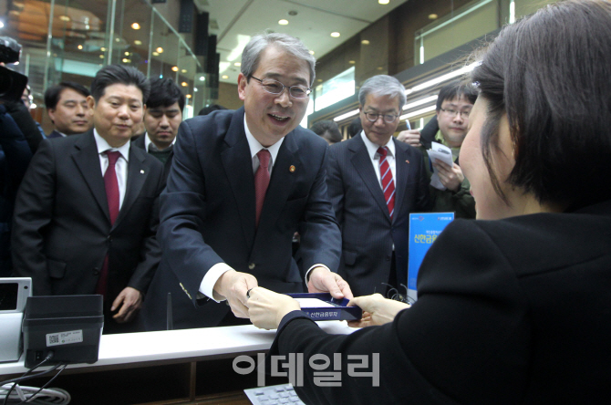 [포토]임종룡 금융위원장 'ISA 가입했어요'