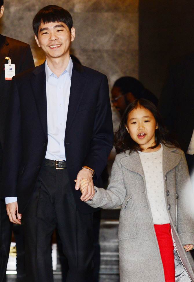  <세기의 대국> 딸과 함께 입장하는 '센돌' 이세돌                                                                                                                                         