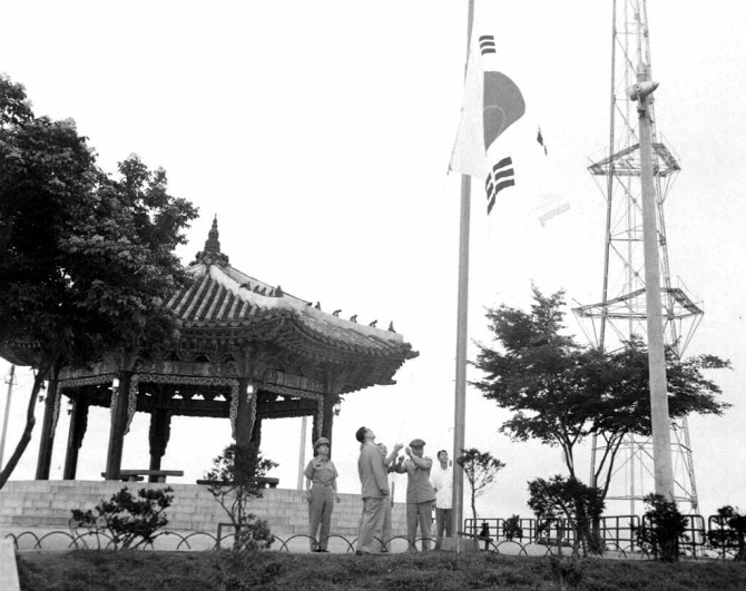 [포토] 제16회 광복절 기념 남산 팔각정 국기게양