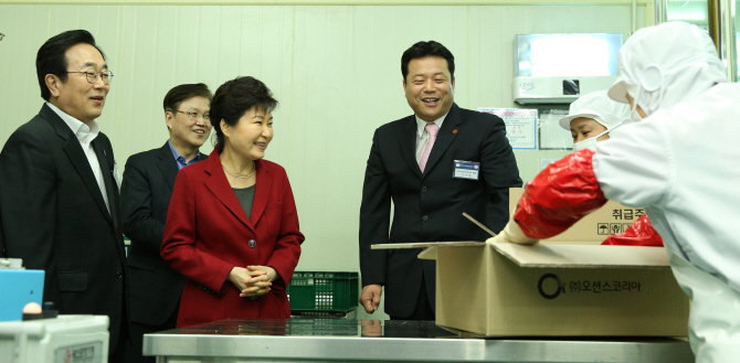 [포토] 수산물 가공과정 관람
