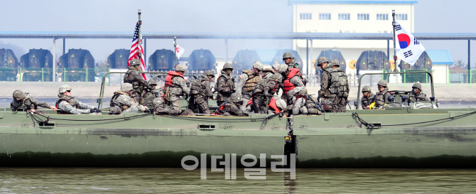 [포토]한·미 도하훈련 "파괴된 부교 신속히 복구하라"