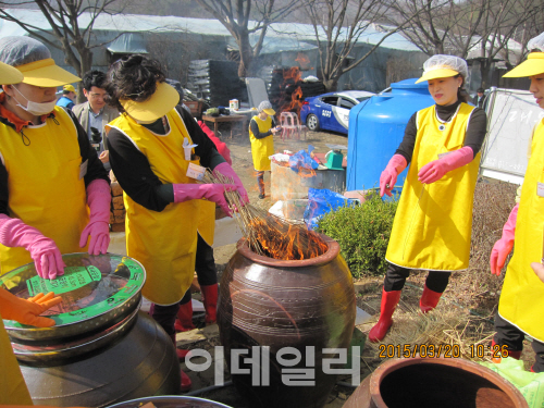 [동네방네]서초구, '사랑의 된장·간장담그기 행사' 개최
