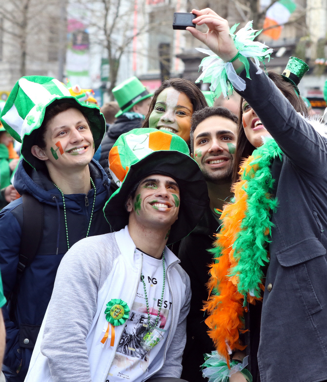 `성 패트릭 데이 페스티벌` 셀카는 기본                                                                                                                                                             