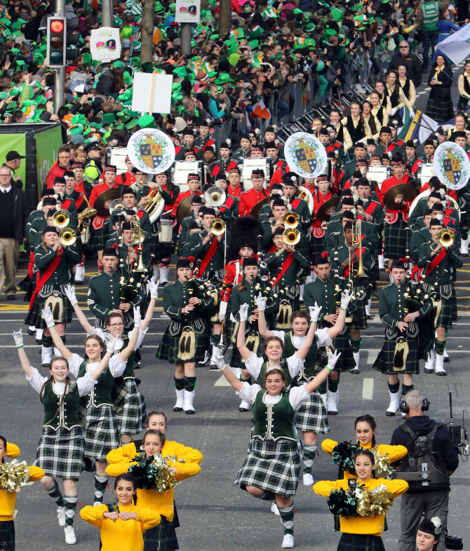 `성 패트릭 데이 페스티벌` 축제를 시작합니다                                                                                                                                                       