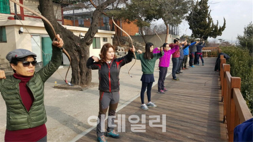 "활쏘고 농사짓고 요리에 족욕까지"..공원에서 다한다