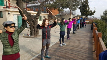 "활쏘고 농사짓고 요리에 족욕까지"..공원에서 다한다