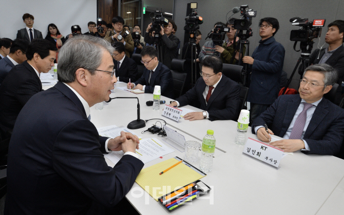 [포토]임종룡 금융위원장, "인터넷 전문은행, 해외진출 염두 해야"