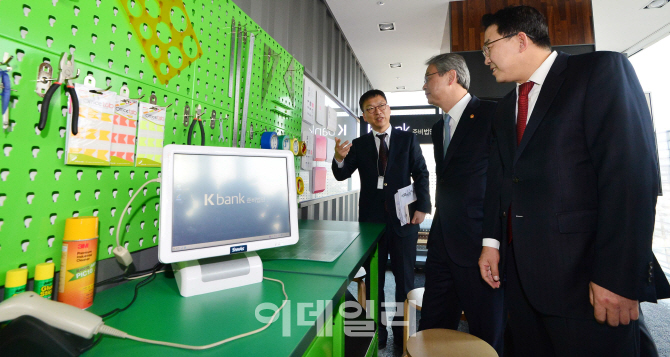 [포토]인터넷전문은행 아이디어룸 살펴보는 임종룡 금융위원장