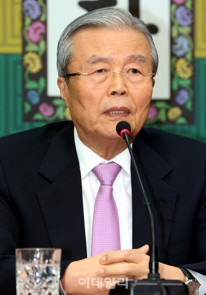 [포토]김종인 대표, "고민끝에 남기로 했다. 정체성 문제 해결해야 집권"