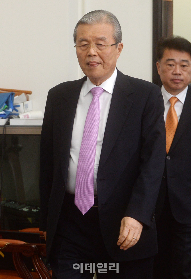 [포토]입장표명 위해 당대표실 입장하는 김종인 대표