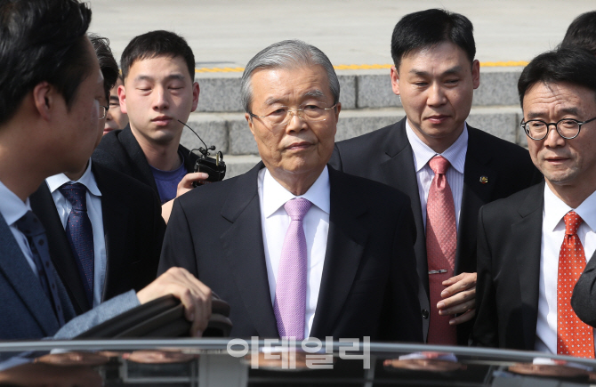 [포토]입장표명 뒤 국회 나서는 김종인 대표