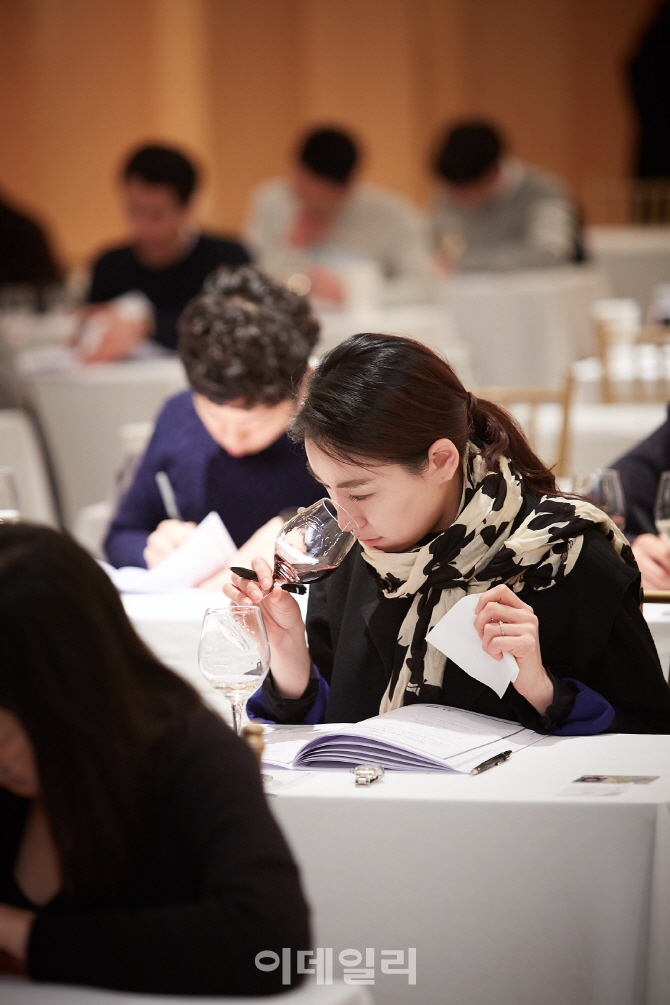 [포토]블라인드 테이스팅 중인 참가자