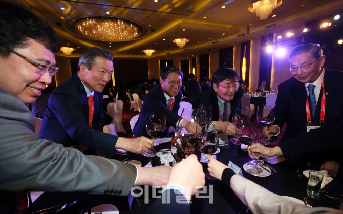 [IFC 2016 포토]건배하는 이데일리 국제금융컨퍼런스 VIP