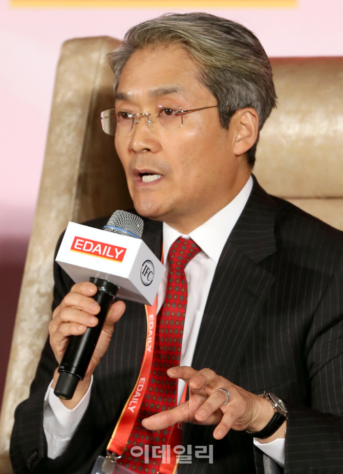 [IFC 2016 포토]토론하는 윤치원 UBS 전 아·태 지역 회장
