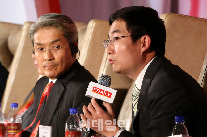 [IFC 2016 포토]'韓·中 금융투자의 도전과 과제'로 토론하는 윤치원-왕광위
