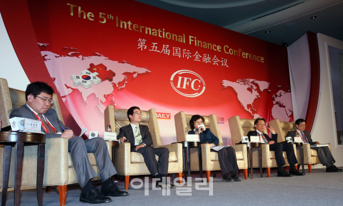 [IFC 2016 포토]토론하는 장청후이 국무원 발전연구센터 금융연구소장