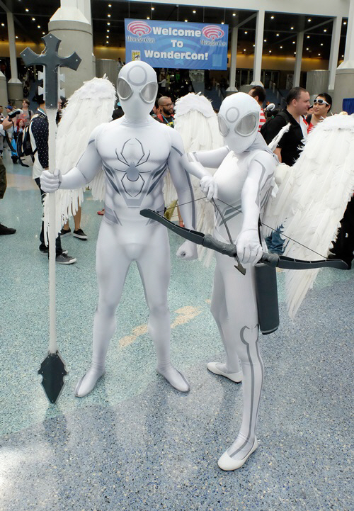 하얀 스파이더맨에 `시선 집중`                                                                                                                                                                     