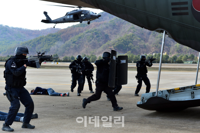 전국 경계태세 강화령..공군, 공항 테러 대비태세 점검