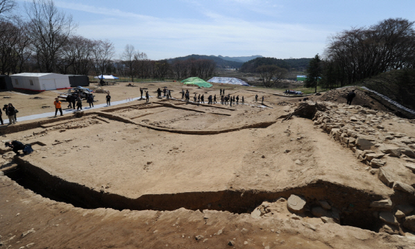 '1000년 전 벼루'…경주 월성 궁궐터 실체 점점 드러나