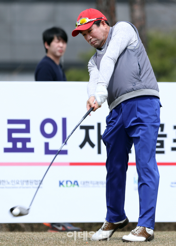 [포토]자선 골프대회 시구하는 황휘 한국의료기기산업협회장