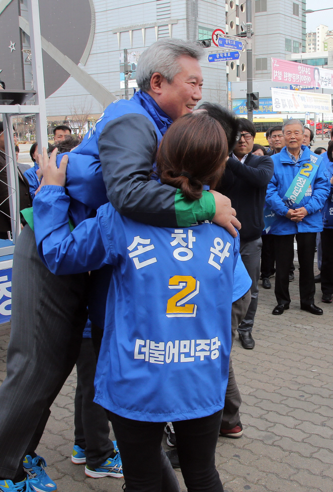 [포토] <총선> 딸들과 포옹하는 손창완