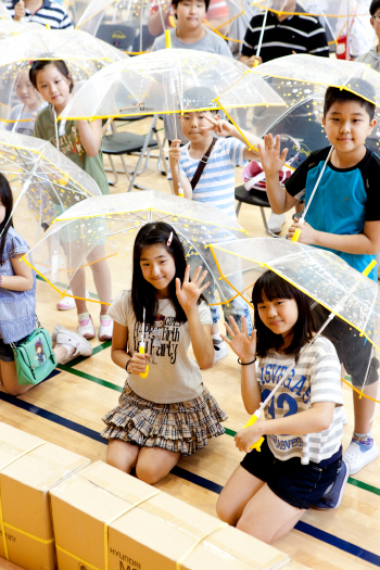 현대모비스 "교통사고 방지용 어린이 투명우산 받으세요"