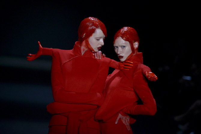  `섬뜩한 손길`..중국 메르세데스-벤츠 패션위크                                                                                                                                                     