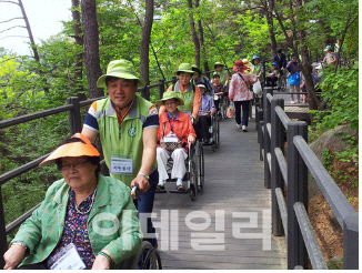 [동네방네]서대문구, 안산 자락길에 휠체어 무료 대여